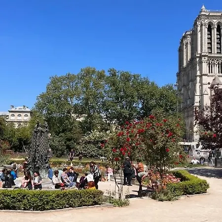 Fantastic View On Notre Dame Abelard With Ac